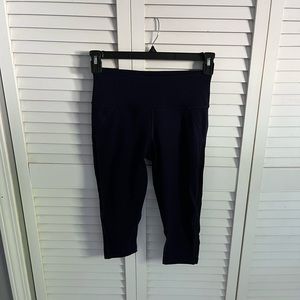 Victoria Sport knockout cropped workout leggings. Navy blue. Size Small. EUC.